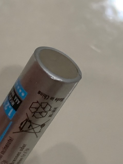 Shop giao một sản phẩm đã bị cắt ra trước. Nhét vào pin đã qua sử dụng ( chưa dùng nên kg rõ là pin thật hay hàng giả).