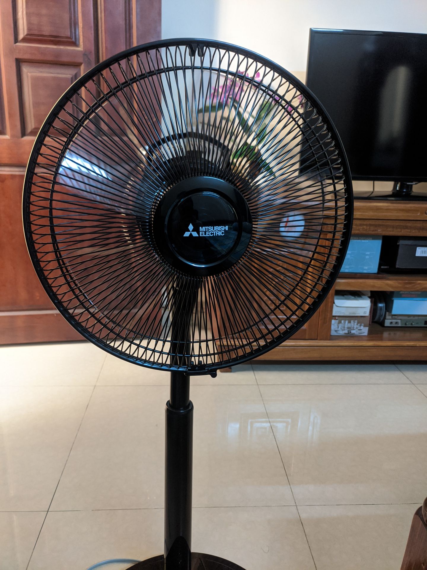 Sản phẩm như hàng đổi trả, cánh quạt trầy xước như hình, các khớp nối điều chỉnh độ cao của quạt lỏng lẻo. Quạt chạy kêu ồn, lên mức đến High thì rất ồn. Thất vọng với model này của Mitsubishi, không xứng với mức giá cao như vậy.