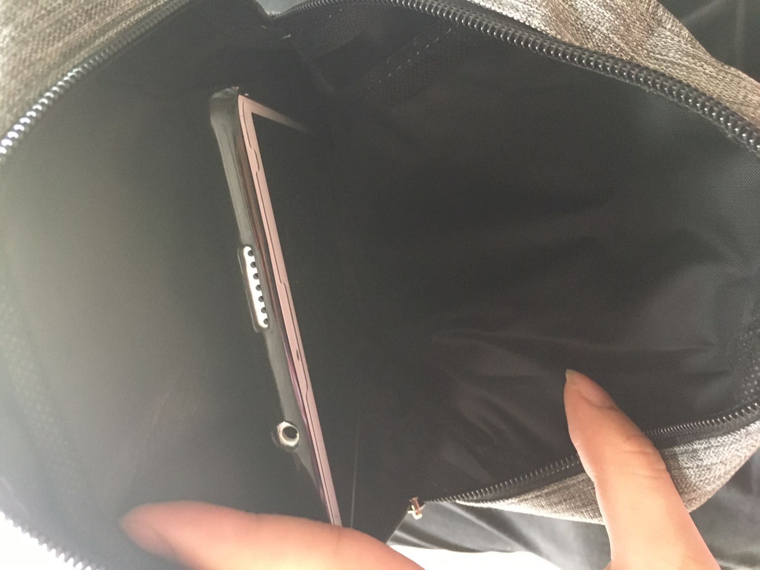 Giao hàg cực kì nhanh...chất lượng vải chắc chắc...vai đeo vừa phải ...nhét thoải mái máy tính bảng 8.4in ...ko gian còn lại đủ rộng để cho vào vài thứ linh tinh như sạc dự phòg ..v.v