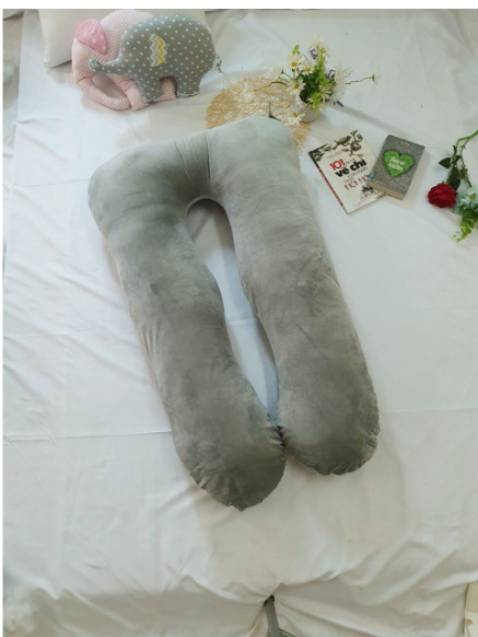 Điều đầu tiên khi nhận hàng là sự tỉ mỉ trong khâu đóng gói, shop quấn cả chục cuộn băng keo làm mình muốn khó thở giùm cái gối luôn :>. Tiếp theo,  khui em nó ra, sợi vải nhung cực mềm mịn, mà nó siêu dày luôn nên các mẹ khỏi lo việc mình có bầu sẽ làm gối dễ xẹp lún. Đặc biệt, gối có khóa kéo dễ thêm bớt gòn, nên nếu có thể tăng/giảm độ cao của gối tùy thích. Chấm 5sao không bàn cãi luôn!!