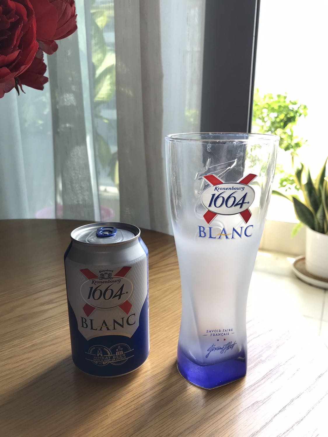 Tiki giao thùng bia Kronenbourg 1664 và quà tặng 4 ly rất đẹp được nhà sản xuất đóng gói kỹ để tránh vỡ ly thuỷ tinh. Do mỗi ly đóng trong cùng lốc 6 lon bia, nên kích thước lớn hơn thùng bia 24 lon thường. Bia có hạn sử dụng đến 25/11/2022.