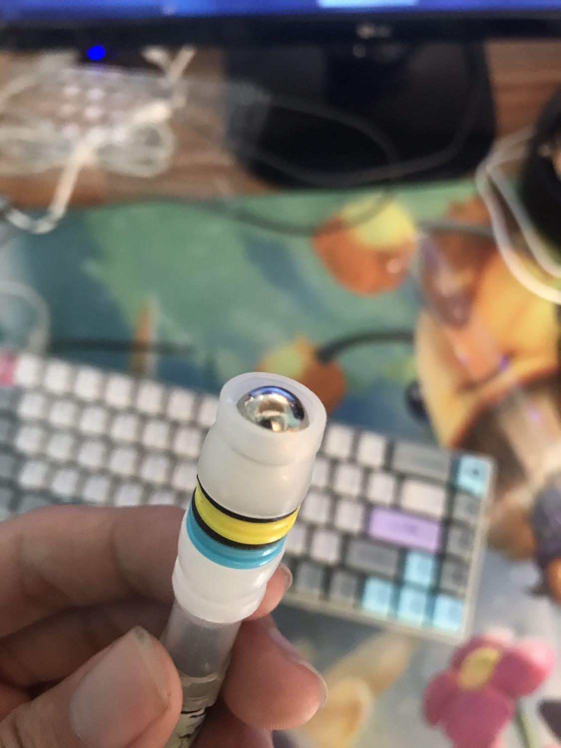 Bút bị thiếu mất 1 phần cao su giữ bi trên đầu bút