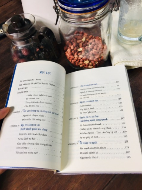 “SỰ ĐỒNG CẢM là một khả năng quan trọng trong quá trình tiến hoá vì nó giúp giống loài của ta tồn tại.

Nhưng trong thế giới trực tuyến, những cử chỉ, biểu hiện vi tế, hoặc cảm xúc trong giọng nói hoàn toàn vắng mặt. Kết quả là não bộ chúng ta không có những thông tin cần thiết cho một mục đích xã hội rất quan trọng: KIỀM CHẾ SỰ TÀN BẠO & HÀNH VI PHẢN XÃ HỘI. Nói cách khác, thiếu sự đồng cảm luôn dẫn tới sự trêu chọc và ức hiếp trong thế giới ảo.

Một mặt quan trọng khác liên quan đến thế giới ảo là THỜI GIAN - thường đóng vai trò quan trọng trong việc giúp ta quản lý cảm xúc của mình, đặc biệt là xử lý những trải nghiệm khó chịu.

Mạng xã hội giúp ta kết nối với người khác ngay sau khi ta trải qua cảm xúc tiêu cực, trước khi thời gian cho ta cơ hội để suy xét cảm giác và những gì mình dự định làm. 
Khi không còn thời gian chờ đợi và những dấu hiệu cần thiết cho sự đồng cảm, mạng xã hội trở thành nơi hứng chịu những mặt trái của tiếng nói nội tâm.

Chúng ta đang chia sẻ thái quá, nhiều hơn bất cứ giai đoạn nào trong lịch sử loài người.”