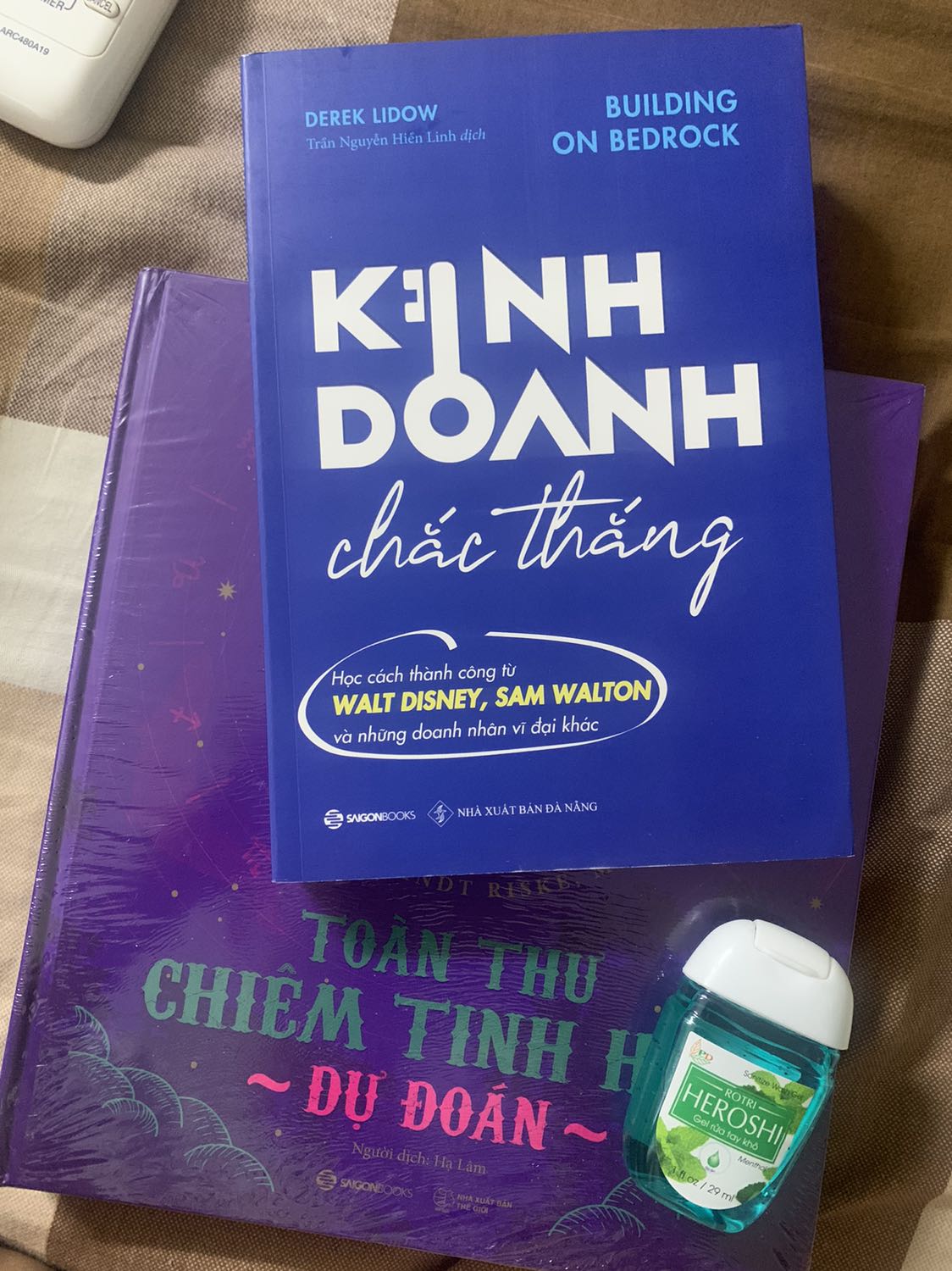 shop rất đáng yêu :) mua 1 quyển tặng 1 quyển lại tặng thêm nước rửa tay nữa chứ :) chưa kể đóng hàng chỉn chu, mỗi tội ship hơi lâu xíu nhưng im very happy. u guys made my day. thank u
còn về sách chiêm tinh thì hơi khó hiểu chút, chắc cần thời gian để chiêm nghiệm. 
chúc shop buôn bán đắt hàng, mình sẽ luôn ủng hộ shop.