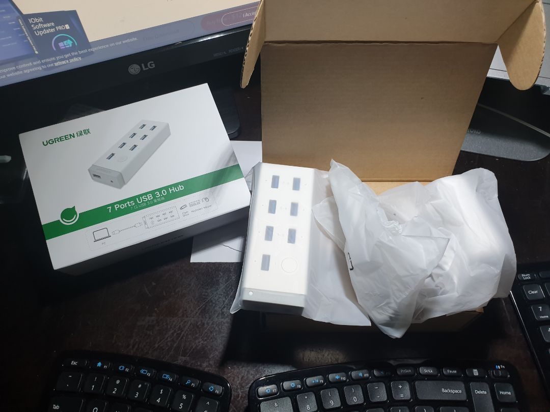 Sản phẩm hoàn thiện rất tốt có nút bật tắt chung cho các cổng. Đã dùng đến 4cổng: 1 chuột,1 bàn phím, 2 máy in (một in phun, một laser), mà vẫn chưa cần sử dụng nguồn phụ.