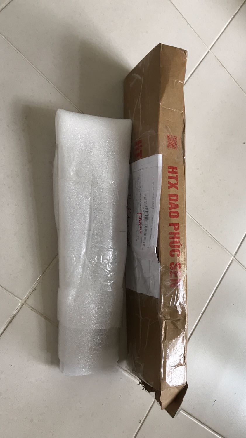 Đóng gói cẩn thận. Dao rất đẹp, lưỡi dao chế tác tỉ mỉ và bén.