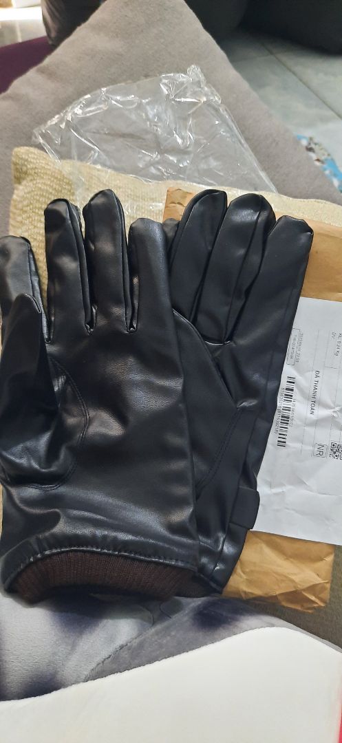 Chất liệu ko đc ưng lắm. Đặt 2 đôi đã thanh toán nhưng chỉ giao 1 đôi. Đề nghị Shop giao đủ sản phẩm cho khách theo đơn. Sau khi nhận đủ sản phẩm mình sẽ đánh giá lại.