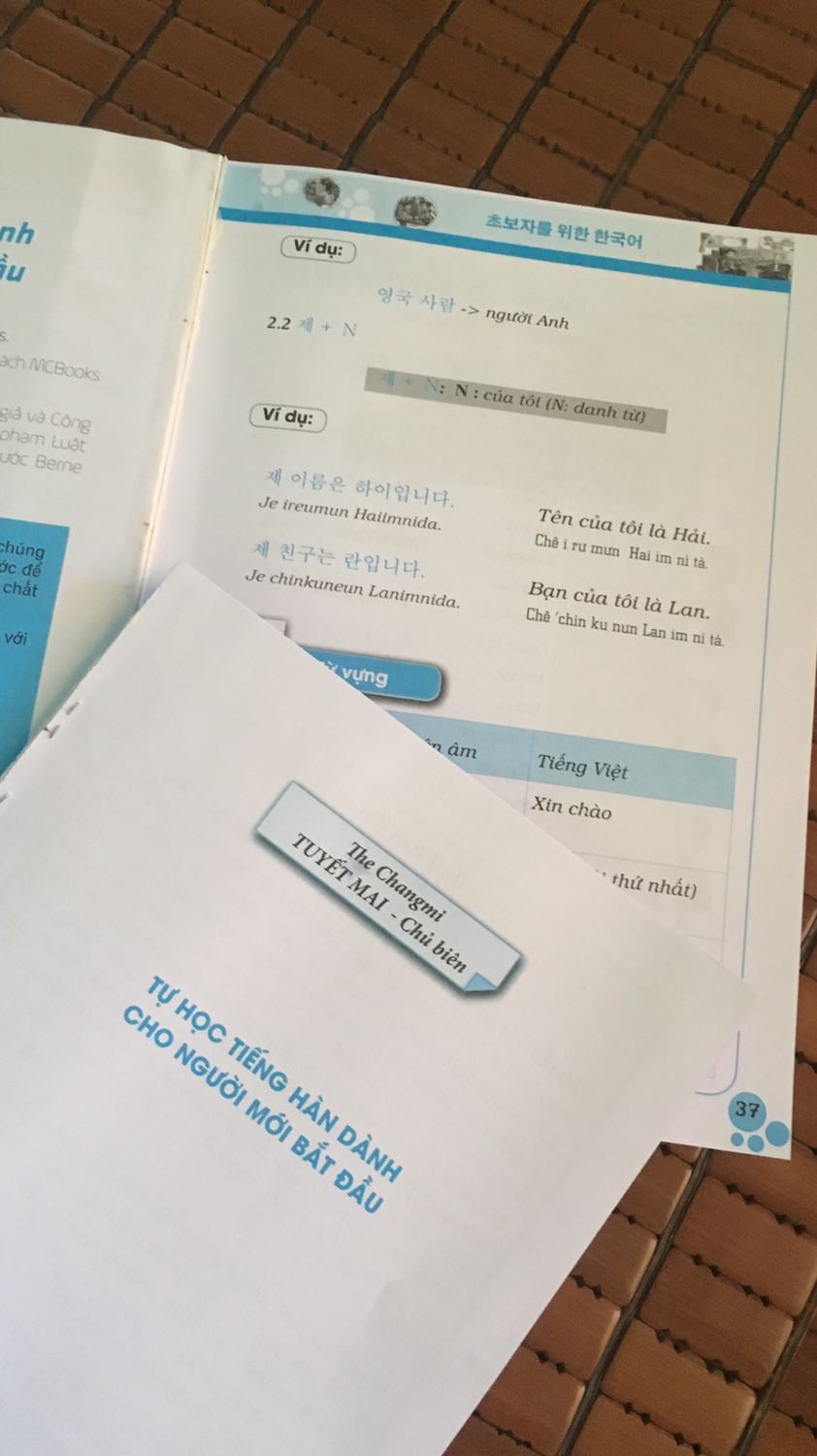 Quá thất vọng. Vừa mở sách ra là rách nát bét rồi. Mình phải tự ghim lại rất mất thẩm mĩ. Mỗi lần đọc sách là cực kì bất tiện. Các bạn đọc review này nhớ đừng đi vào vết xe đổ của mình. Đây là tấm lòng chân thành của người đi trước như mình. Của rẻ là của ôi ?