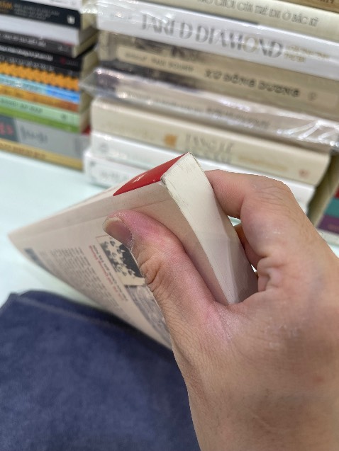 Đổi trả lần thứ 2 cuốn này rồi nhưng cũng chỉ khá hơn lần đầu 1 chút . Chất lượng sách vẫn chưa tốt 

Sách xuất bản năm 2024 mà còn tệ hơn những cuốn xuất bản lâu rồi . Đáy sách để lâu ngày lên kệ , đen và bẩn . Mình mua sách mới chứ đâu có mua sách cũ . 
Làm biếng trả lại lần nữa. Thôi chấp nhận .