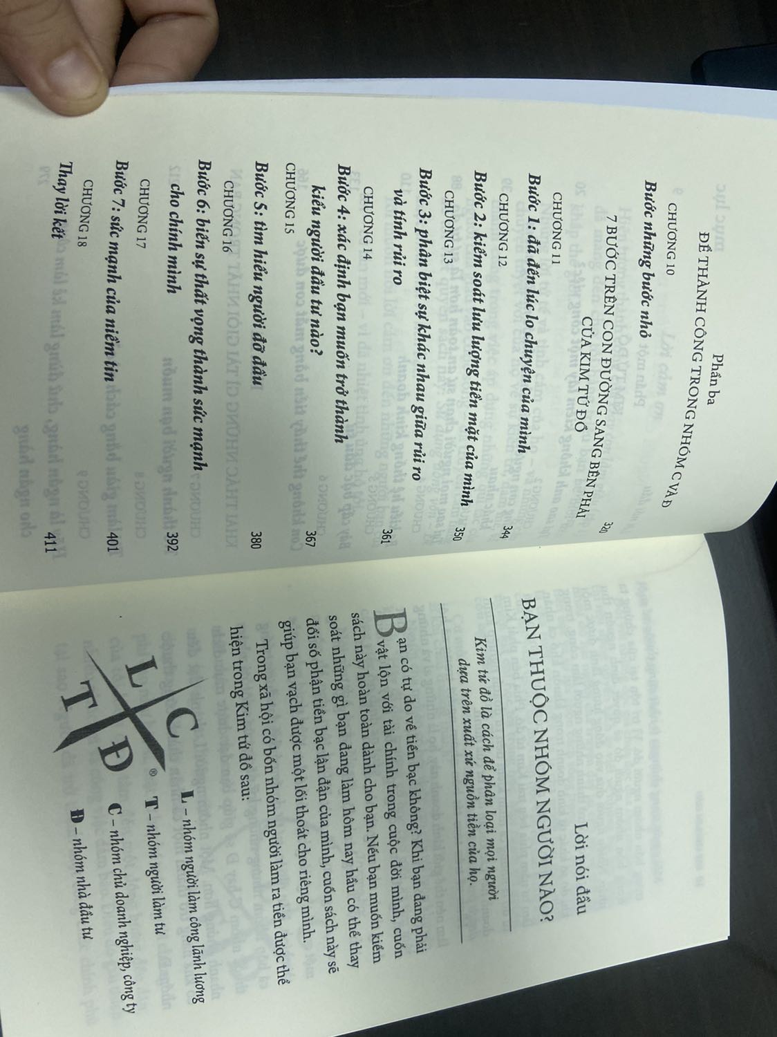 Tiki giao hàng nhanh. Về nội dung: sách đề cập đến Kim Tứ Đồ khá là hay và giải thích chi tiết. Các bạn trẻ nên đọc tham khảo cuốn này làm hành trang cho mình trong quá trình phát triển sự nghiệp. Mọi thứ bắt đầu thay đổi khi suy nghĩ và nhận thức thay đổi, Điều mình không thích ở cuốn này là nó khuyến khích tất cả mọi người chuyển sang bên phải nhưng thực tế là không cần thiết. Vẫn có thể có một sức khoẻ tài chính tốt nếu ở phía bên trái và mở rộng tiếp cận có giới hạn qua bên phải. Dù sao đi nữa thì cuốn này vẫn đáng để tham khảo khi bắt đầu tìm hiểu về tài chính cá nhân. Chúc mọi người đọc sách vui vẻ