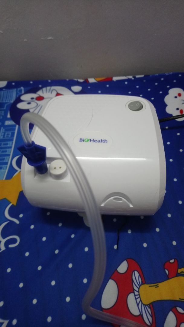 Hình này là lúc mình vừa xông vừa chụp nên không có chụp mặt nạ, máy chạy không quá ồn do mình mở máy mà 2 em mèo không khó chịu là mình nghĩ máy kêu ổn định đó. Mình cho nước muối sinh học vào để chạy thử thì thấy phun khá tốt, mặt nạ vừa mặt, sau 5 phút xông thì thấy mũi cũng thoáng. Kết quả rõ hơn thì chắc phải sử dụng 1 thời gian nữa xem sao.
Giá rất tốt luôn nhe, trên máy để 750k nhưng mình mua chỉ có 450k, lại được vận chuyển miễn phí, Tiki giao hàng siêu nhanh. Cám ơn shop và Tiki nhiều nhé. ? ?