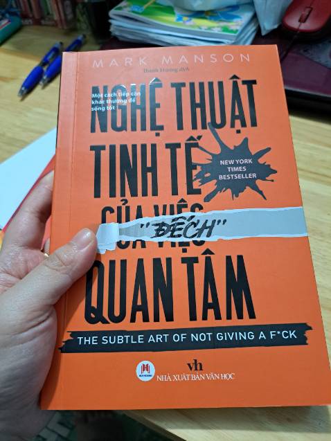 Một quyển sách nội dung thực tế, gần gũi, đọc và thấm từng câu từng chữ, khai sáng tâm trí, có thể áp dụng để thay đổi bản thân theo chiều hướng tích cực, giúp chúng ta thoát khỏi những suy nghĩ cũ kỹ, cho chúng ta một cái nhìn, một định nghĩa mới về hạnh phúc, để ta cảm nhận được hạnh phúc vào ngay lúc này, cho ta động lực để giải quyết triệt để những rắc rối xảy đến trong cuộc đời mình thay vì né tránh để mong tìm cảm giác dễ chịu trong thoáng chốc. Một quyển sách đáng để đọc đi đọc lại nhiều lần.