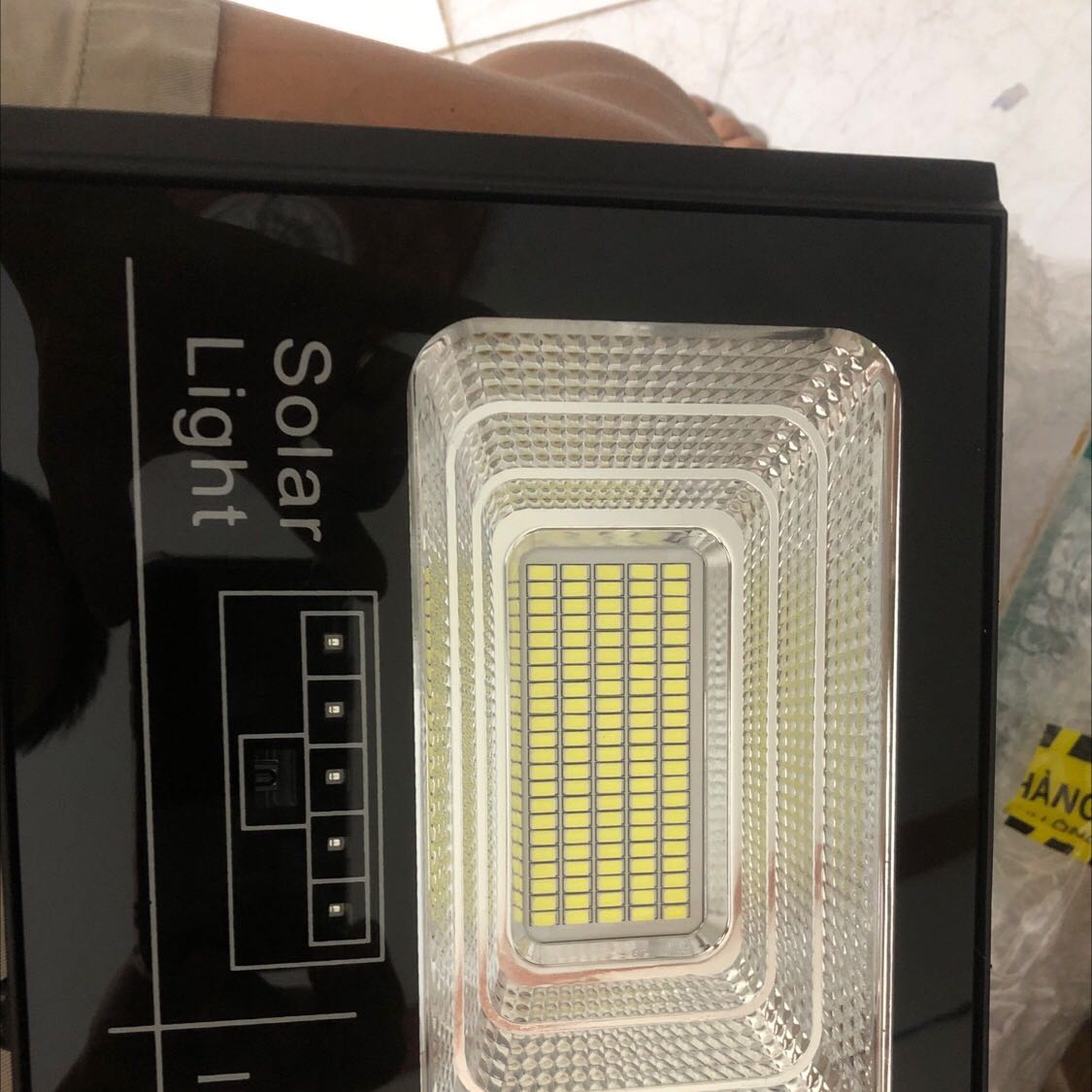 Đặt đèn 200w giao đèn trên đèn ko ghi thông số nào hết ko biết đèn bao nhiêu w luôn , nhỏ hơn đèn đã đặt