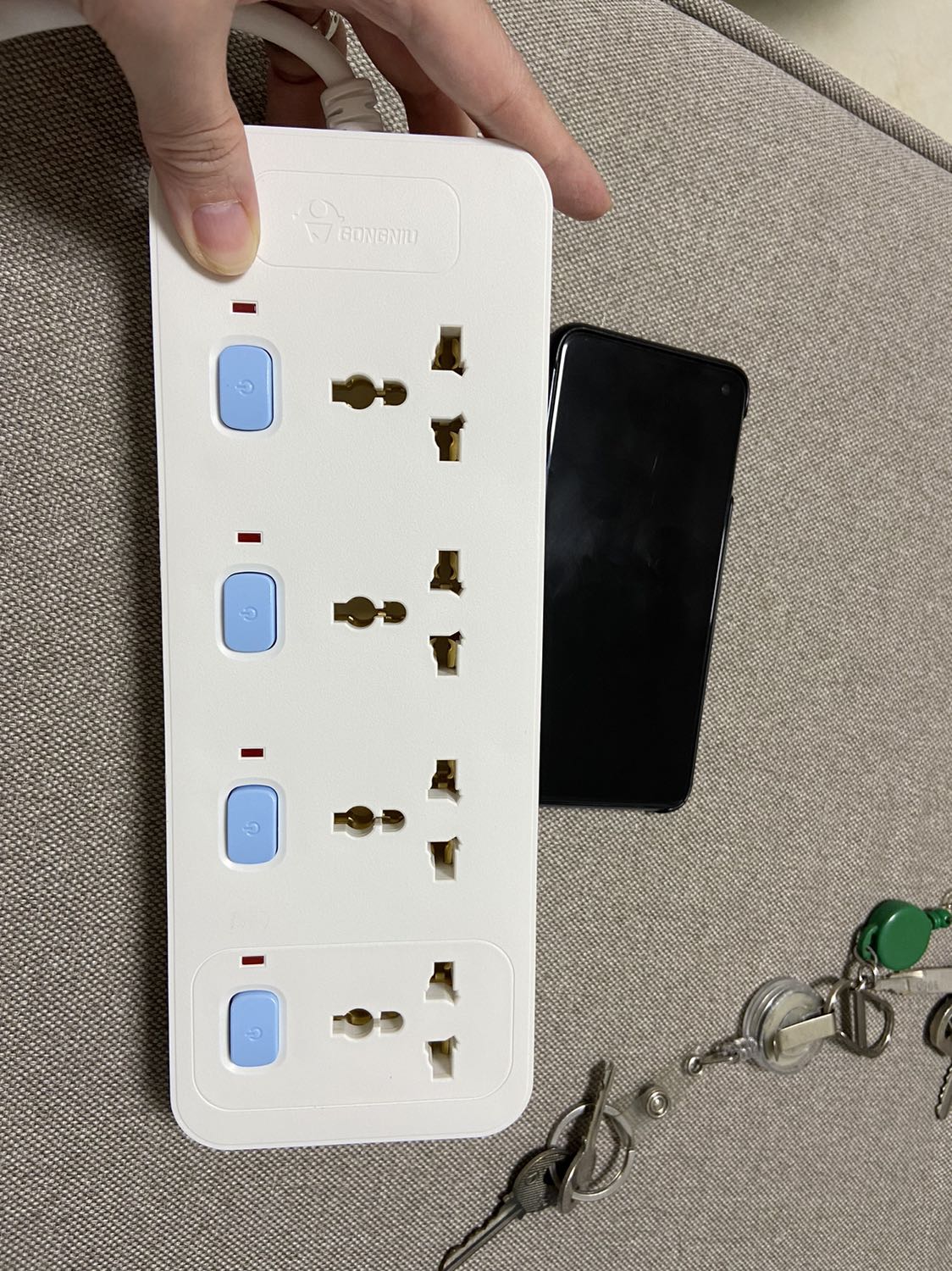 Ổ điện hiệu này mình rất ưng. Cắm dễ. Nút bấm cũng dễ.
Điểm trừ cho đóng gói của shop. Tới tay mình thì cái hộp bẹp dúm dó hết. May bên trong ko sao