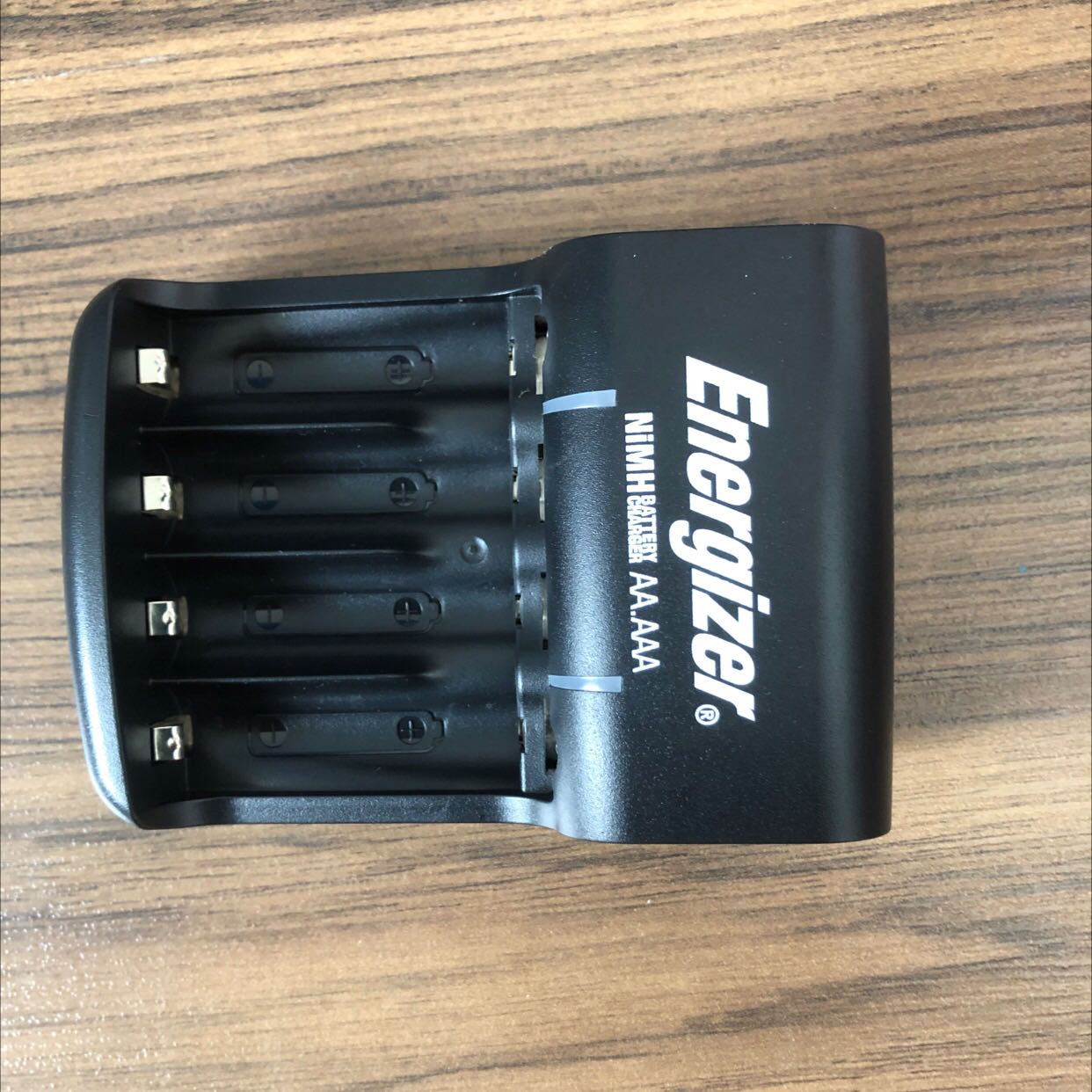 Nhận hàng mấy hôm và sạc thử rồi, không biết có phải khi đầy pin thì đèn màu xanh không? Và không biết tự ngắt khi đó không?? Hy vọng dùng ổn để bảo vệ môi trường