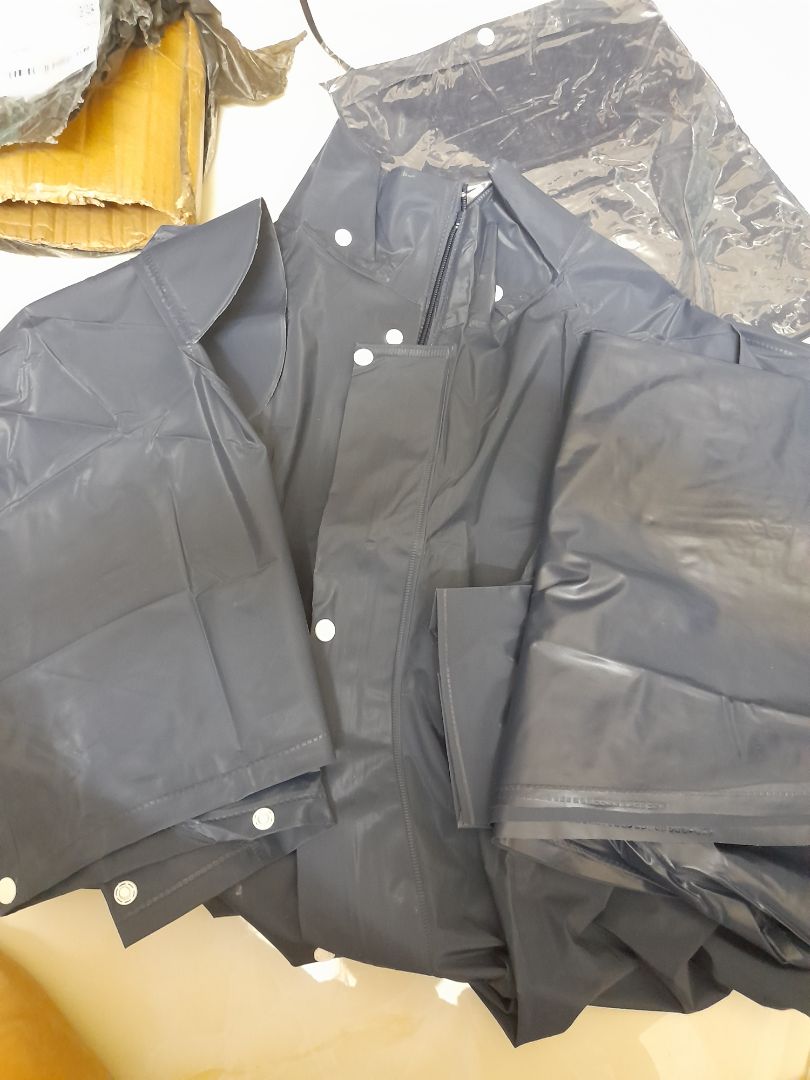 giao đủ bộ áo quần và cả mũ. vải mềm, sử dụng công nghệ ép. có vẻ mỏng manh nhưng hy vọng độ dẻo và bền. Rất thích.