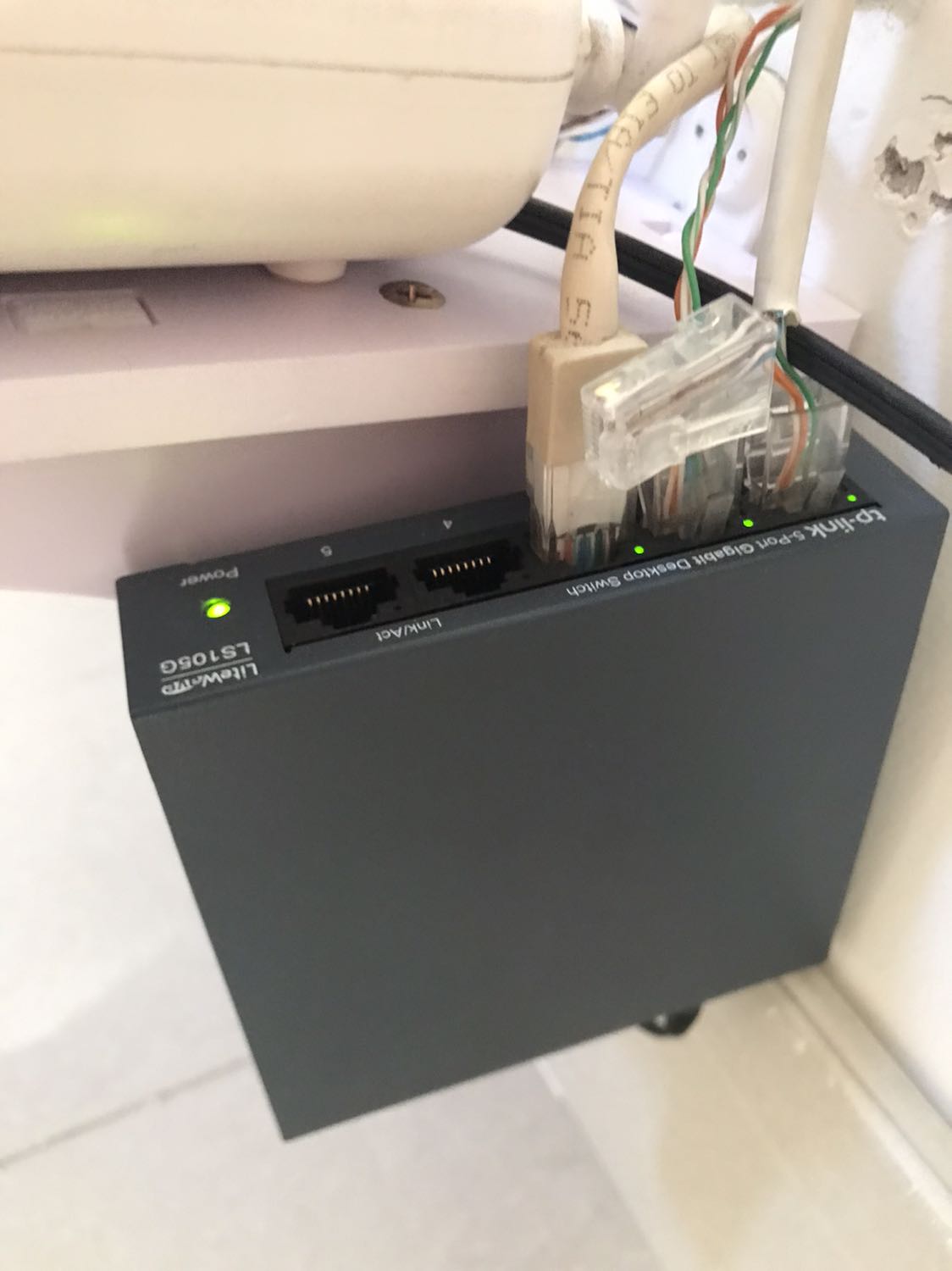 Xịn xò, ko cần set up, mặt kim loại cứng cáp, cắm vào là chạy luôn, có đèn báo kết nối và mạng ko bị giảm tốc độ.