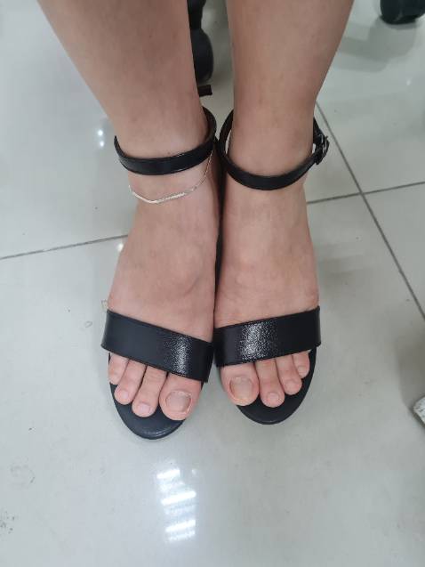 Sandal chắc chân, phần gót ôm chân. Đi lại thoải mái,êm. Nhưng đế hơi kêu do là đế nhựa ah