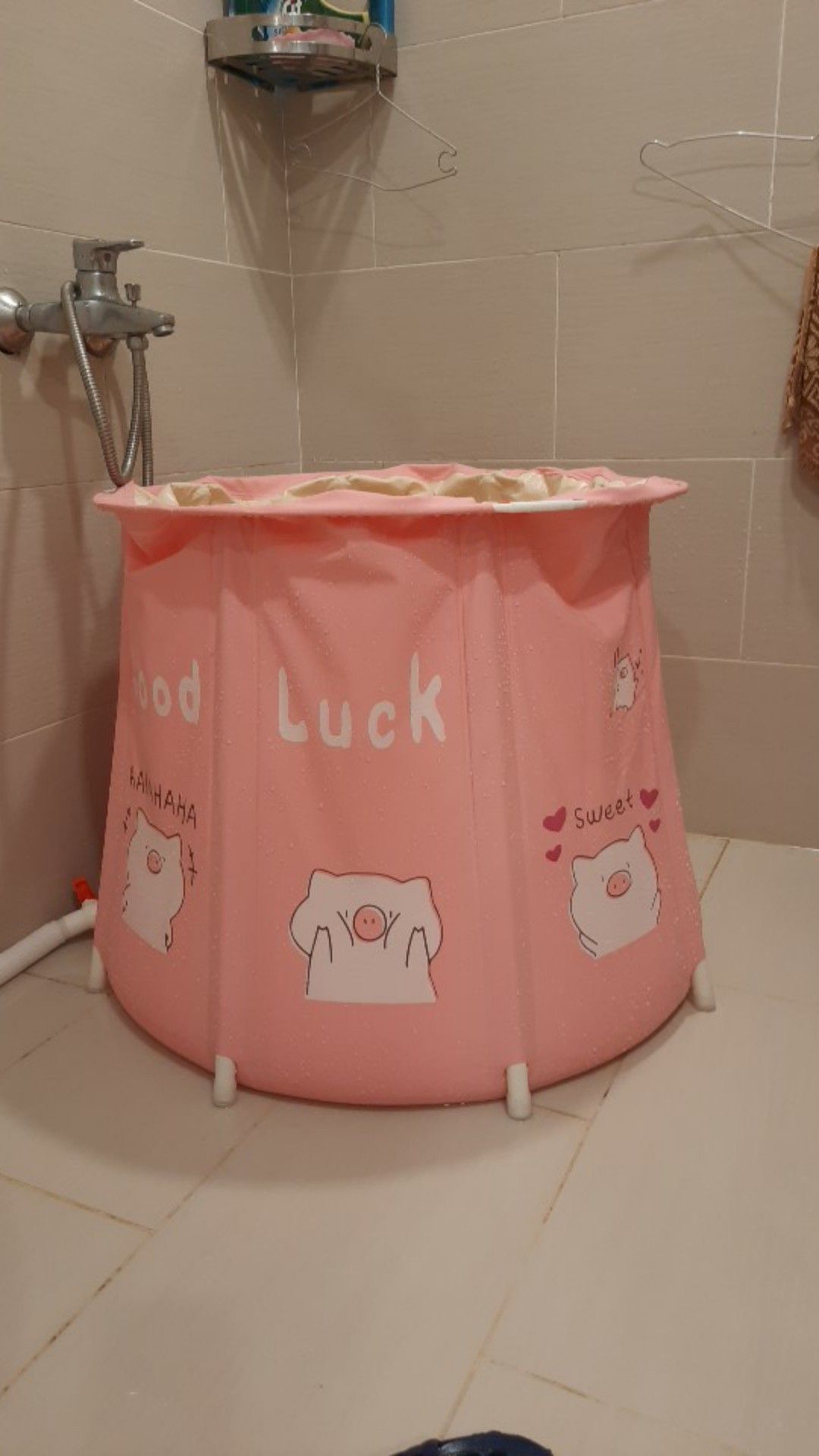 Bồn tắm đẹp, dày dặn, cute. Lúc mới lắp thì bồn có hơi nhăn nhưng cho nước vào thì sẽ hết.Bồn tắm cũng rất to, người lớn hay trẻ con đều dùng được thoải mái.Tks shop nhìu