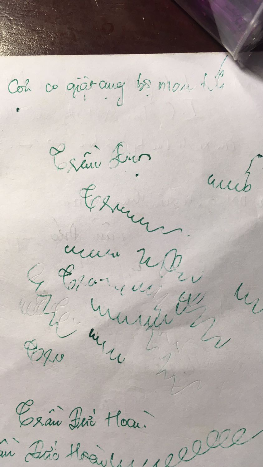 Bút quá tệ. Bút viết gai, mực ra k đều. Đây là *** khách hàng rồi còn gì nữa!!!! 12 bút thì cả 12 bút như thế này