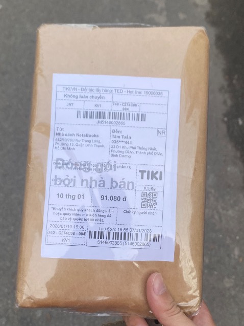 Ban đầu mình tính mua cuốn Siêu hình học (Metaphysics) Aristotle mà cuốn đó max quá nên để dành đợt sau. Gói hàng mình khá ưng với chất liệu như này, ko biết sao nhưng cầm khá thích. Mình mới đọc mục lục trước cơ mà hơi bất ngờ đây lại là 1 cuốn khá mới và khoa đọc với mình