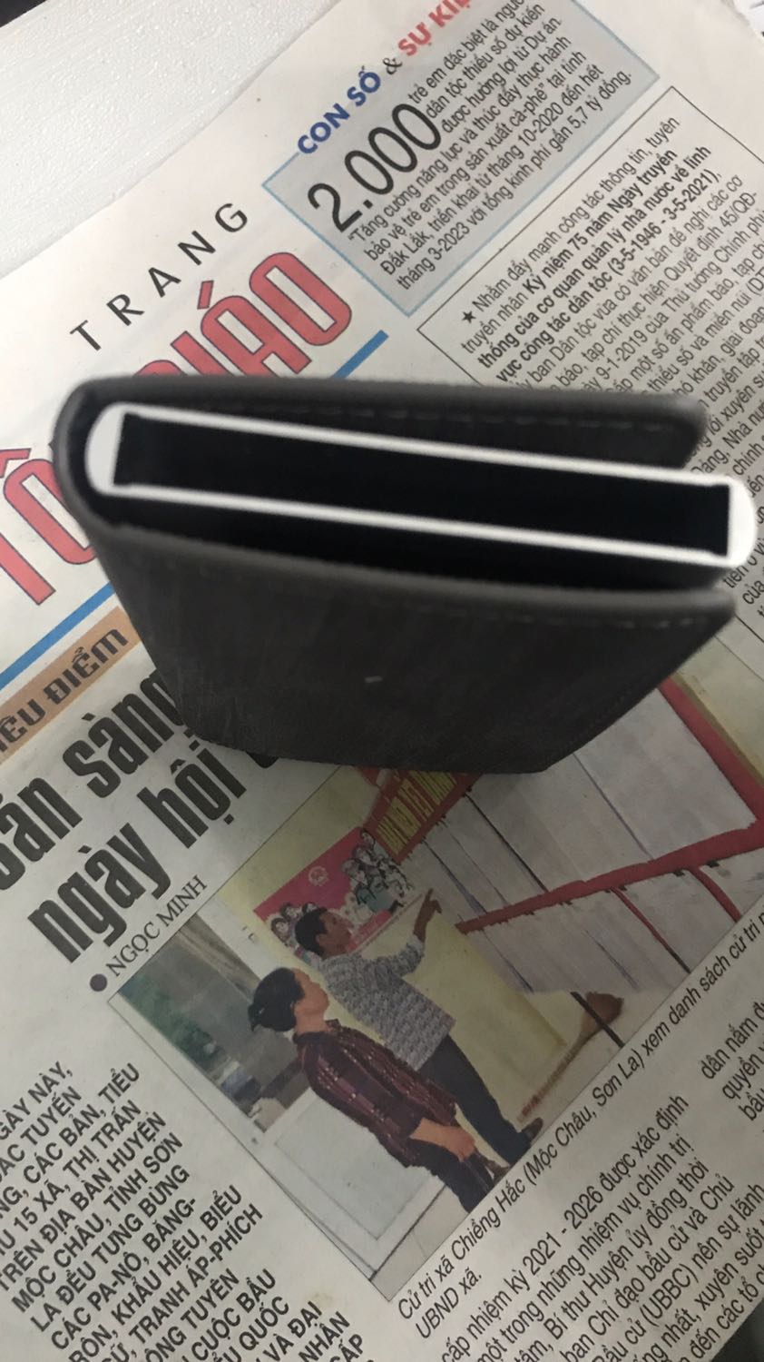 Hộp ví bằng nhôm chắc chắn. Có thể nhét được rất nhiều thẻ, cớ 9-10 cái gì đó tại mình không đủ thẻ. Cơ cấu giữ thẻ chắc chắn. Khi cần lấy có lẫy gẩy thẻ ra theo thứ tự cao thấp khá là tiện luôn. Vỏ da may đẹp chắc chắn có thể để tiền hoặc giấy tờ nhỏ cũng ok luôn. Sản phẩm hữu dụng