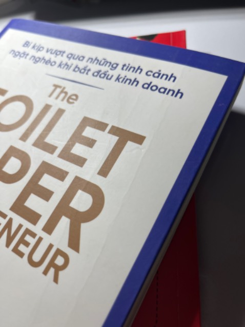 Tiki giao cho cuốn sách như nùi giẻ v đó. Không phải vì vận chuyển làm hư, mà tiki chọn cuốn sách cũ để gửi hàng :))