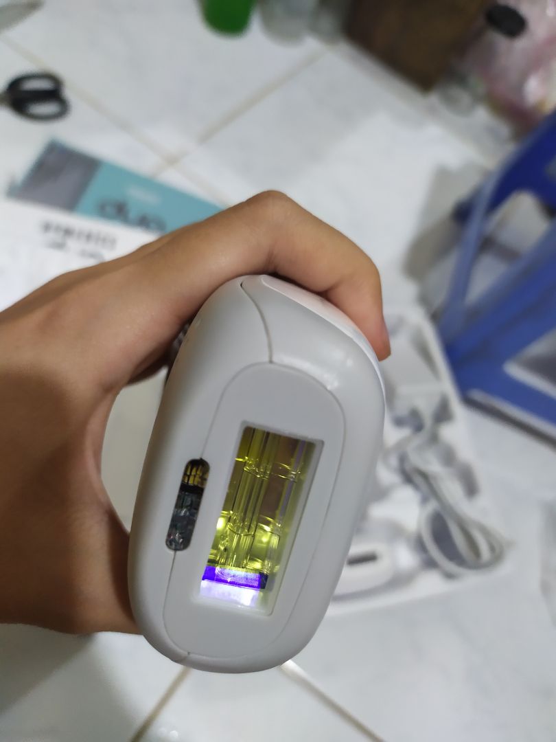 mình đánh giá rất cao khâu vận chuyển nha, gói hàng kĩ đến mức mà mình ko thể tháo hộp ra luôn, hộp ko bị móp méo gì cả, trên hình là những gì mình nhận được, giá lúc mua: 4812k đã giảm giá. bên trong máy vẫn đc bọc rất kỹ càng. lúc *** thử mức 1 thì hết hồn luôn, sau đó mình nâng dần lên mức 5 và thấy cảm giác nhói rất bình thường, ko giật mình như lần đầu nữa, những chỗ lông mình cạo bị xót thì nó quéo lại và có mùi khét, ánh sáng phát ra khá chói mắt nên mình ko dám nhìn thẳng khi bấm nút, mình làm chưa quen nên triệt ko đều, kết quả sau lần triệt đầu tiên là tay đỏ và rát. sau vài tháng nữa mình sẽ quay lại review tiếp