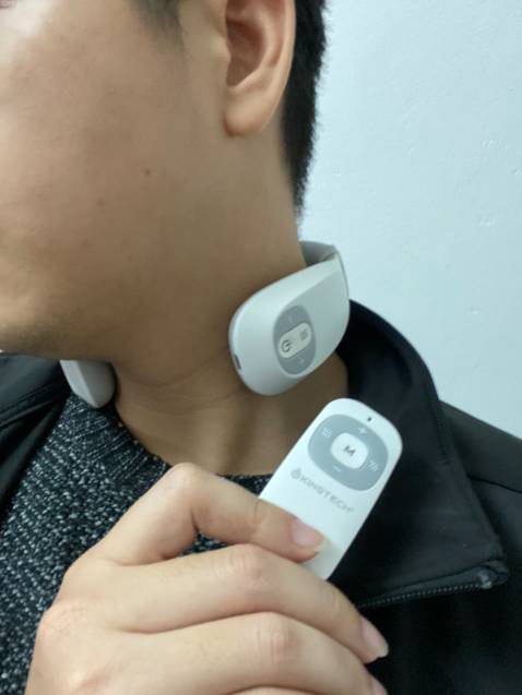 Mua về cho ông chồng. Về cứ than mỏi cổ toàn nhờ vợ "bóp cổ". Giờ có cái này  ông tự ngồi massage tại chỗ, mình cũng đỡ mang tiếng mạnh tay với ác. Dùng ké thấy thích thật!