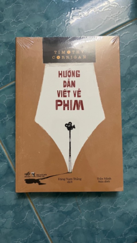 Một cuốn sách hướng dẫn chi tiết các bước viết về phim, bao gồm phân loại dạng bài, cách research thông tin viết bài đến cách sử dụng từ ngữ - giọng điệu ra sao khi viết về phim