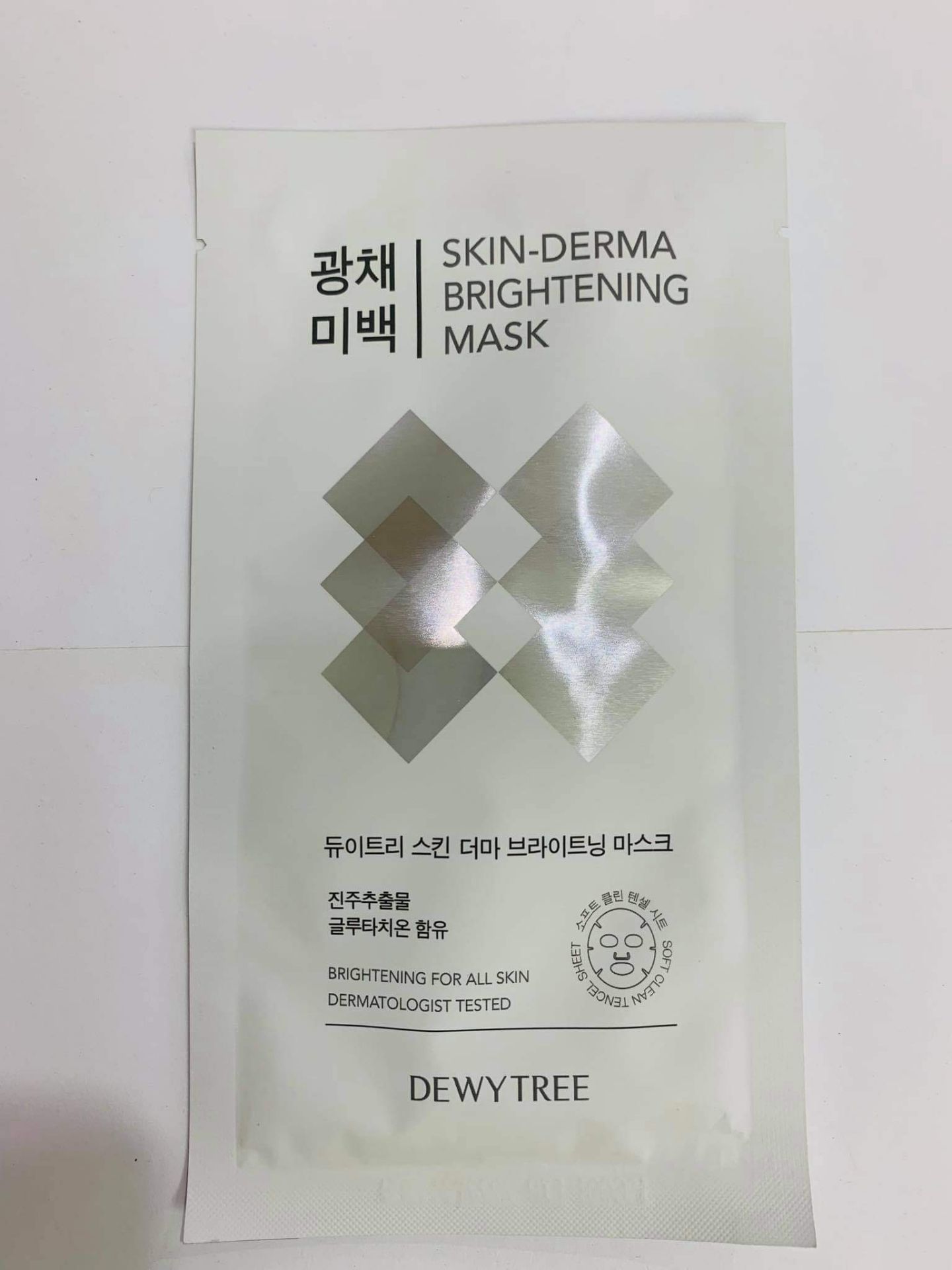 đắp vào siêu mát luôn mọi người . trước khi dùng nên làm sạch da mặt đi nha, vậy sẽ giúp tinh chất thẩm thấu nhanh hơn. sản ohaarm chất lượng, hàng chính hãng, nên mua nha mọi người