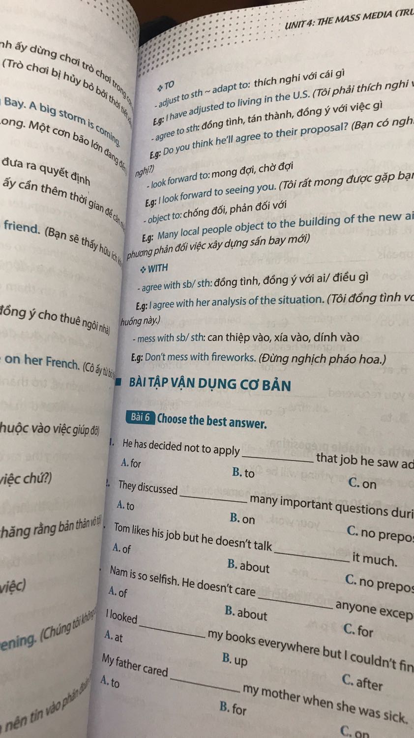 Sách rất đẹp và cách trình bày dễ học. Phần từ vựng có ảnh dễ nhớ. Có nhiều bài học hữu ích và bài tập theo sát bài. Có cả phần đáp án sau sách. 
Mình rất thích cuốn sách này. Mình mua được giá rẻ nữa nếu mua nhà sách không thể có giá này. Giao hàng nhanh đóng gói chắc chắn
Tuyệt