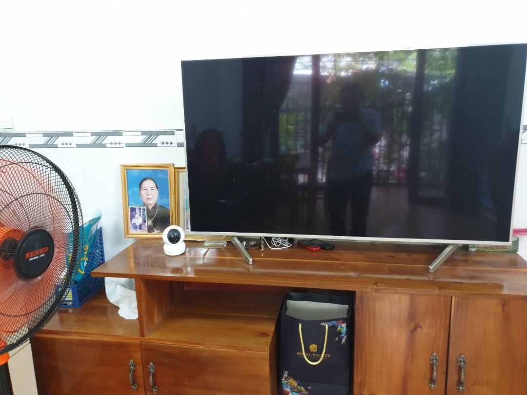 Sản phẩm tốt so với giá thành.
- Thiết kế đẹp, gọn gàng, dễ lắp đặt và cài đặt. Ngôn ngữ tiếng Việt. Có tính năng tự động quay camera theo chuyển động, có thể tắt đèn trạng thái để che dấu hoạt động của camera.
- Chất lượng hình ảnh hợp lý so với giá thành, ít lác, âm thanh tốt. Có thể đàm thoại 2 chiều tốt.
- Gói lưu trữ cloud giá quá cao so với tính năng và hiệu quả. Lại bán riêng cho từng camera là thiếu hợp lý.
- Tính năng tự động ghi hình chuyển động và tua nhanh khi xem lại chỉ áp dụng khi dùng lưu trữ cloud. Nên nếu không trả phí thì không dùng được, rất tiếc so với các camera cùng phân khúc.