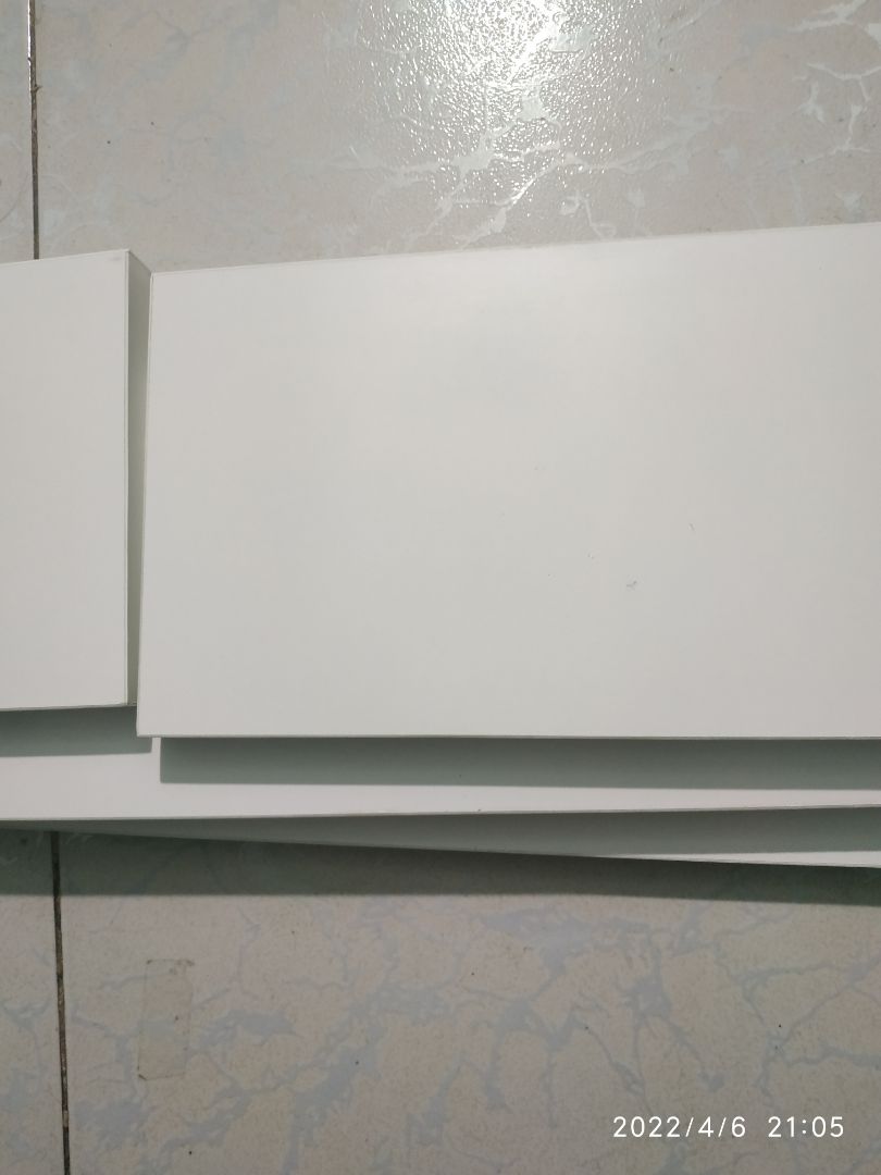 màu trắng đẹp, nhìn sang và k bị lỗ chỗ nào. rấ ưng ý luôn nha