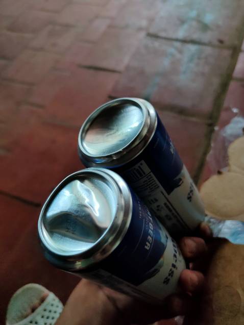 Giao hành nhanh hơn dự kiến shipper rất thân thiện. Nhưng đóng gói ẩu qua hàng dễ vỡ mà k có xốp chống sốc bị móp đáy *** mấy 6 7 *** vị bia uống khá lạ vì chưa uống bh. Uống rất êm mùi thơm uống xong có vị béo đọng lại nhưng tại chưa quen nên mùi khá lạ. Mới lại tưởng bia nhập nên mua thử hóa ra bia sx tại vn. Đánh giá 4 sao vì đóng gói ẩu bị móp méo sản phẩm rõ là có tem hàng dễ vỡ mà k bọc xốp chống sốc.