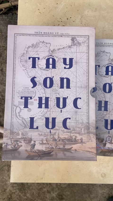 Hài lòng với sản phẩm được giao. Sách in ấn đẹp. Nội dung súc tích. Nếu có tái bản, tác giả có thể bổ sung thêm hình ảnh và bản đồ minh họa thì tuyệt vời. Cám ơn các bạn rất nhiều.