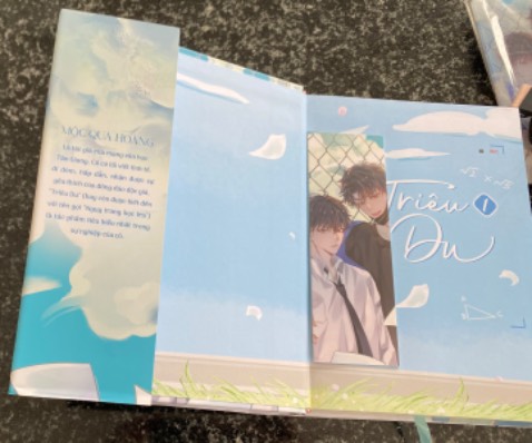 Lần này tiki giao hàng khá là nhanh so với những lần trước mình đặt. Nội dung truyện thì khỏi phải bàn cãi, phải nói Mộc Qua Hoàng là một trong những tác giả mà mình thích nhất. Đợt này nhà Daisy thật sự làm mình rất thất vọng, truyện mua về lúc bóc seal thì bị cong bìa áo,ép mãi mới thẳng ra. Dây đeo thẻ thì bị trầy, dấy hằn trên mặt trước của thẻ. Lúc mở pack gói dây đeo thẻ ra mình hoảng hồn luôn