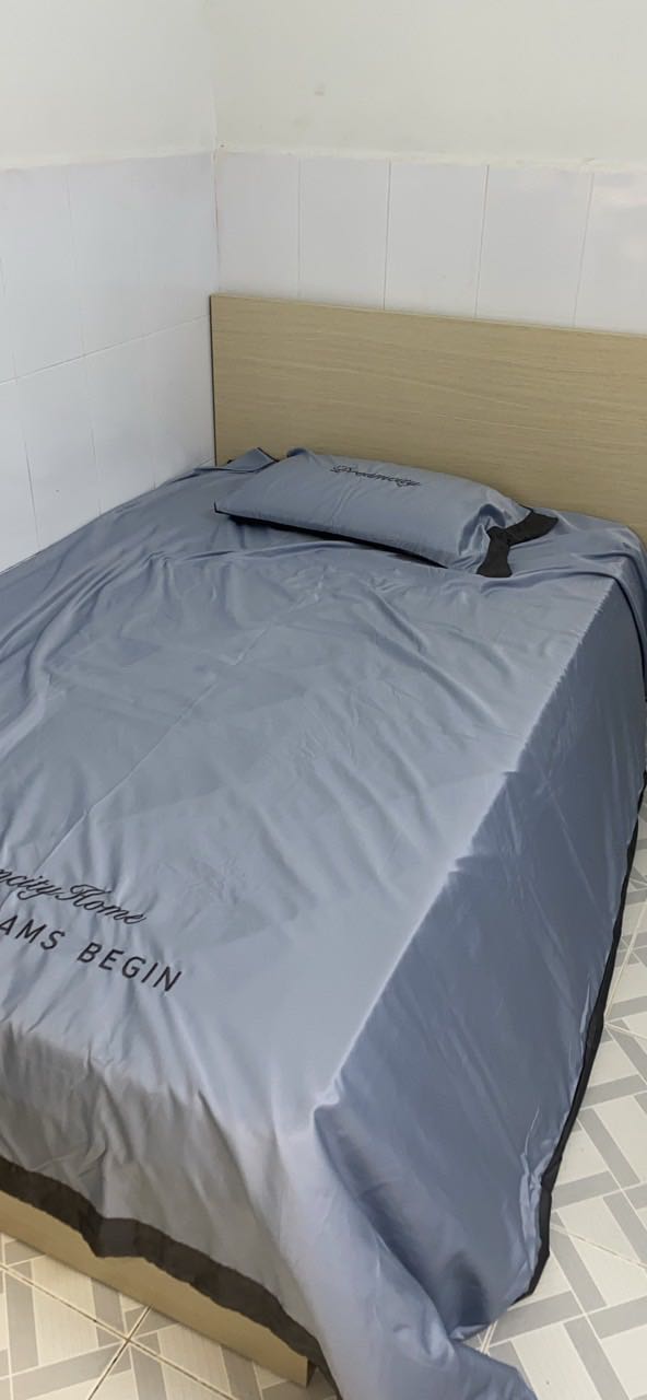 Giường rất xịnnnnnn, lắp ráp cũng dễ nữa mà phải 2 người mới lắp nổi, nên muaaa.