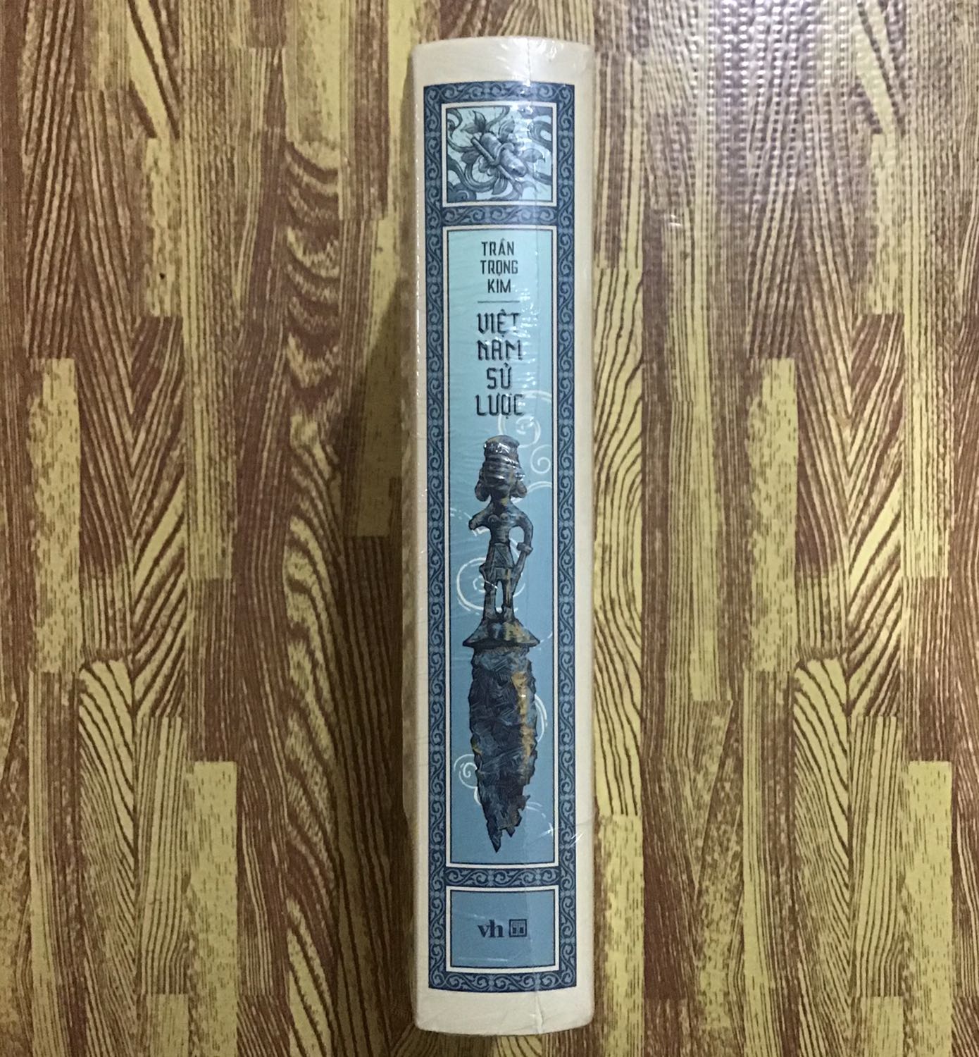 Sale không nhiều lắm,chỉ 40%~270k cơ,cuốn này có lúc sale 225-245k rồi. Nhưng mình mua đợt này vì có mã shop giảm 25k cho đơn 219k,kết hợp mã giảm 15k cho đơn 250k do nhiệm vụ hằng ngày có đc. Coi như giảm đc 40k cả thảy. Ổn,ưng. Đóng hàng chèn sách cẩn thận,nhưng kể ra cho cuốn sách vào giữa đống giấy chèn thì tốt hơn. Bị móp một chút nhưng chấp nhận đc Sale không nhiều lắm,chỉ 40%~270k cơ,cuốn này có lúc sale 225-245k rồi. Nhưng mình mua đợt này vì có mã shop giảm 25k cho đơn 219k,kết hợp mã giảm 15k cho đơn 250k do nhiệm vụ hằng ngày có đc. Coi như giảm đc 40k cả thảy. Ổn,ưng. Đóng hàng chèn sách cẩn thận,nhưng kể ra cho cuốn sách vào giữa đống giấy chèn thì tốt hơn. Bị móp một chút nhưng chấp nhận đc