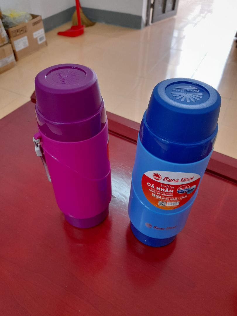 Mình mua mầu nâu và mầu tím  lại gửi mầu xanh dương và mầu tím 
chán quá
cái xanh dương rẻ hơn