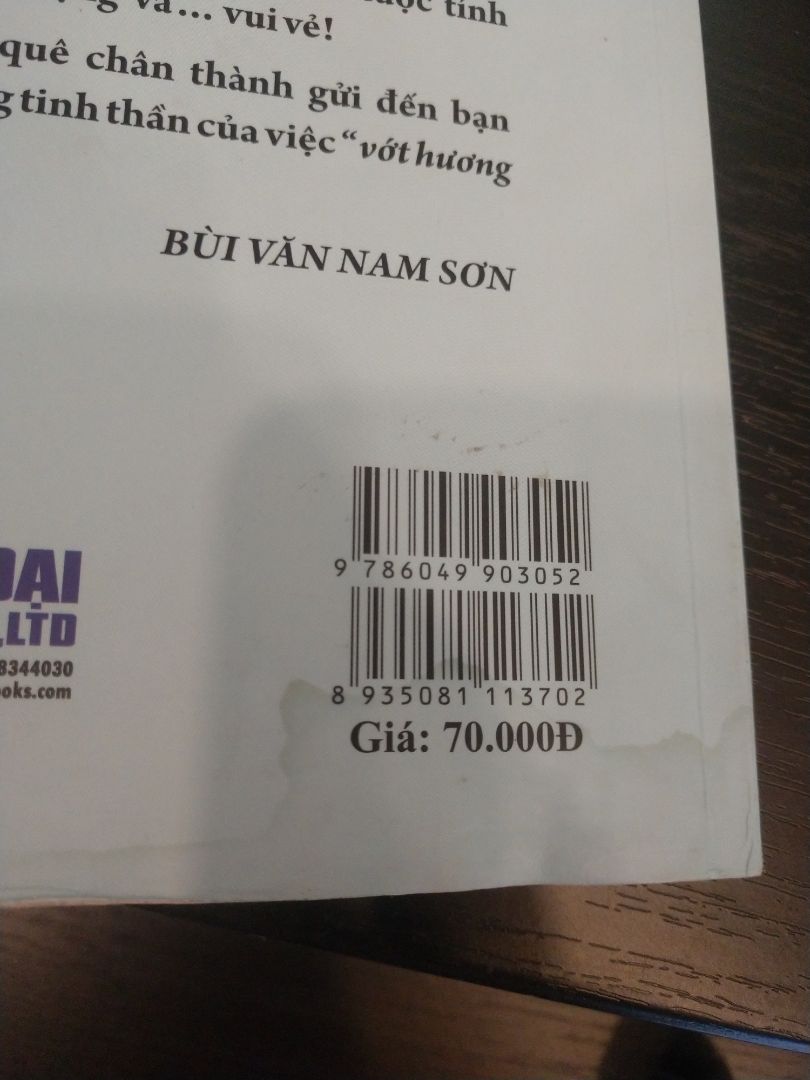 sách bị ướt và ố một gốc.