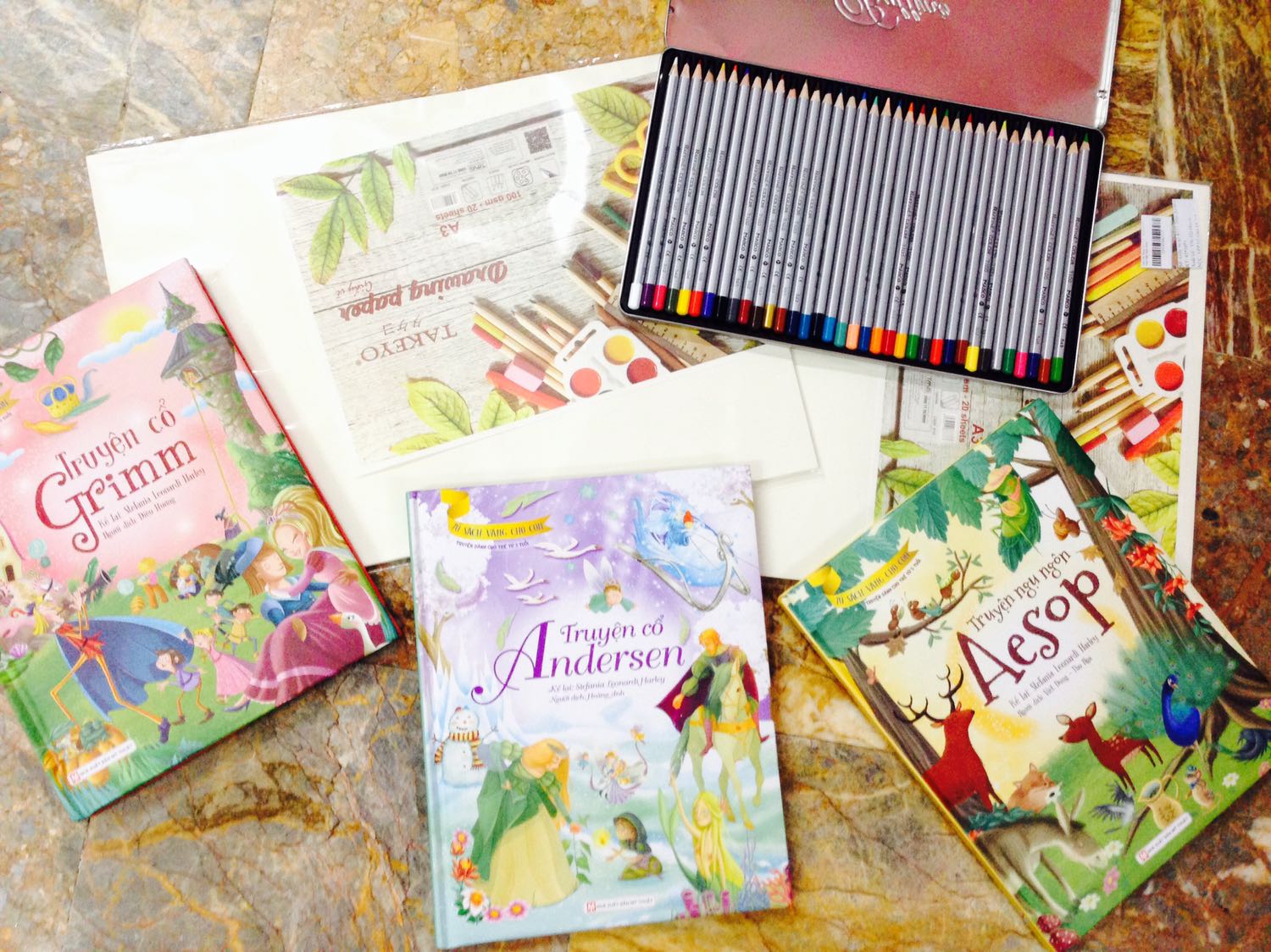 Sách bìa cứng, khổ to, có kim tuyến lấp lánh rất đẹp! Bên trong chữ to, hình minh hoạ đẹp, hai cậu nhóc nhà mình rất thích! ❤️ 
Những quyển sách tuyệt vời của Tân Việt 👍
Tiki Now giao hàng siêu nhanh, đóng gói cẩn thận, mình nhận sách còn nguyên vẹn 👌