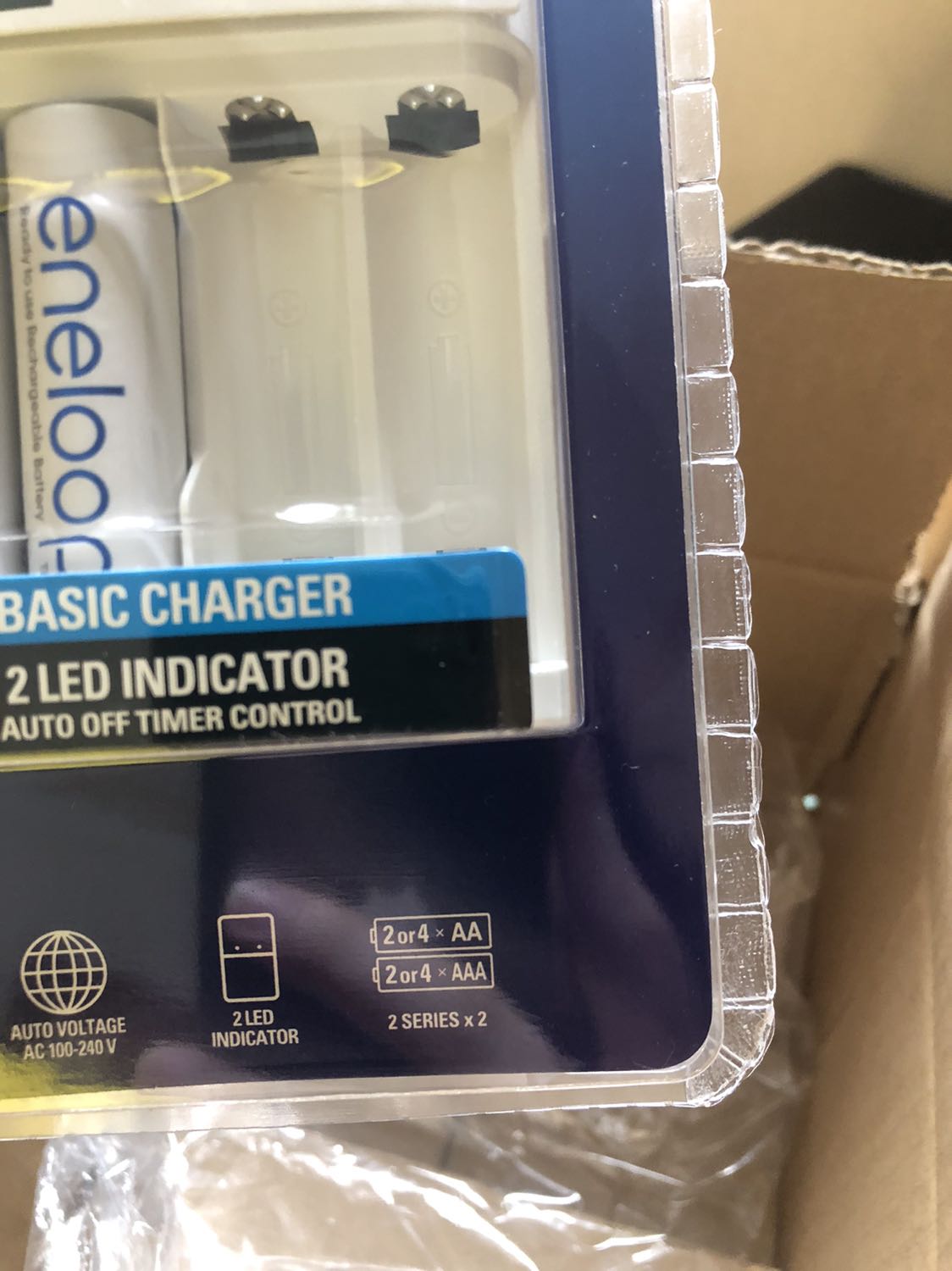 Rất nghi ngờ về chất lượng sản phẩm và nhà phân phối!!

Sản phẩm đóng hộp không có nhãn mác theo tiêu chuẩn của Tiki. Cũng không có đóng gói của Panasonic dù mua từ Official Store. Bao bì bên trong không có tờ hoá đơn như quy cách thông thường. Bao của sản phẩm không hoàn thiện, có dấu hiệu được hàn lai chứ không phải hàng mới.
Hoá đơn in mờ và mã QR dẫn đến *** không phải tại Việt Nam.