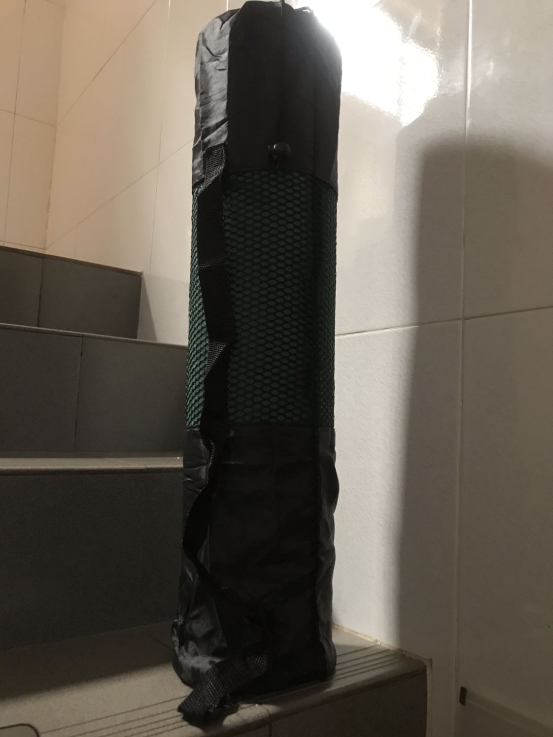 Đóng gói: gói rất chắc, giao đủ sản phẩm đi kèm luôn nhưng bị móp ở một số chỗ như hình (mà lỗi cũng nhỏ nên không sao)
Giao hàng: Tiki giao chậm mình 1 ngày nha.
Chất lượng: Rất là oke luôn. Thảm khá dày, êm, độ bám chống trượt tốt, tập cardio thách thức các động tác chống đẩy luôn.
Do chất lượng quá oke giá lại quá là rẻ (mặc dù có xíu lỗi) nhưng mình vẫn cho 5 sao nhé