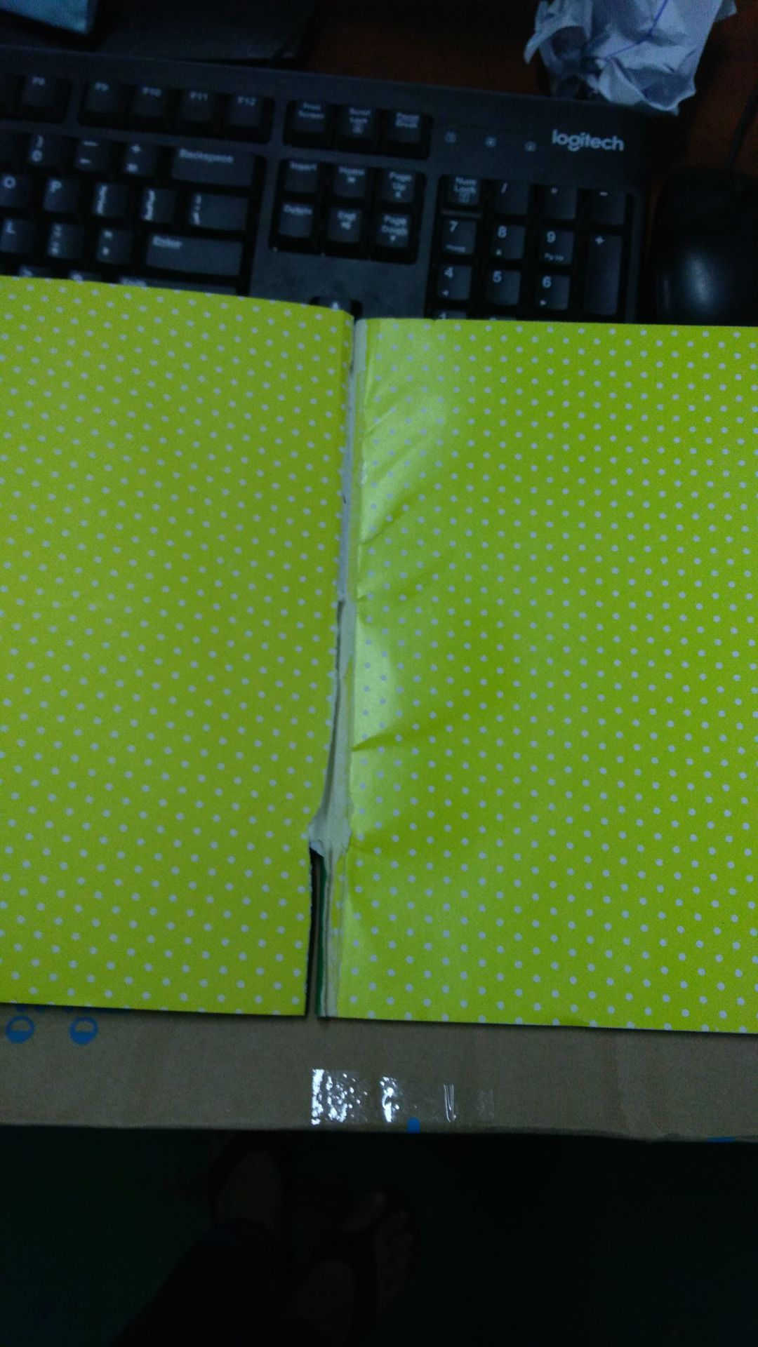 Mình mua hàng của tiki cũng nhiều, mà lần này mình thất vọng vô cùng. Sao tiki có thể đóng gói 1 sản phẩm bị rách, nhàu nát như thế này cho khách hàng được chứ. Nếu như thế này có thể báo lại là hết hàng với mình chứ.Kinh doanh thì phải có tâm chút chứ. Tiki hoàn tiền lại cho mình đi mình không nhận sản phẩm như thế này được.