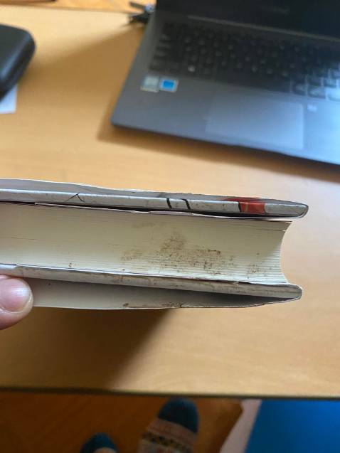 Sách mình mới mua hôm qua, đặt hàng tiki now và nhận giao hàng siêu tốc. Mình nhận được sách rất nhanh nhưng có việc không để ý sách được. Hnay mở sách ra đọc thấy rất thất vọng về ngoại hình của sách.
Mình muốn đổi trả một cuốn khác