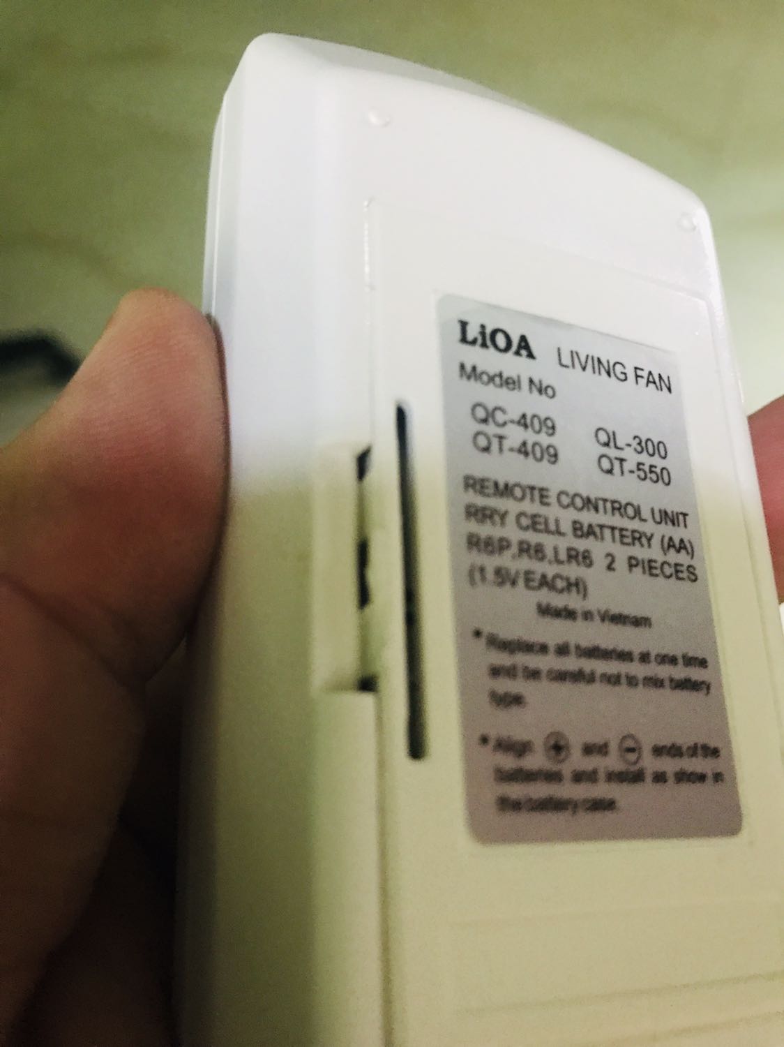 Thùng đựng cũ rích có dấu hiệu dán đi dán lại nhiều lần, quạt bám bụi dơ, remote bị gãy chốt, lồng quạt thiếu nắp, thiếu tắc kê. Hạn hán lời!