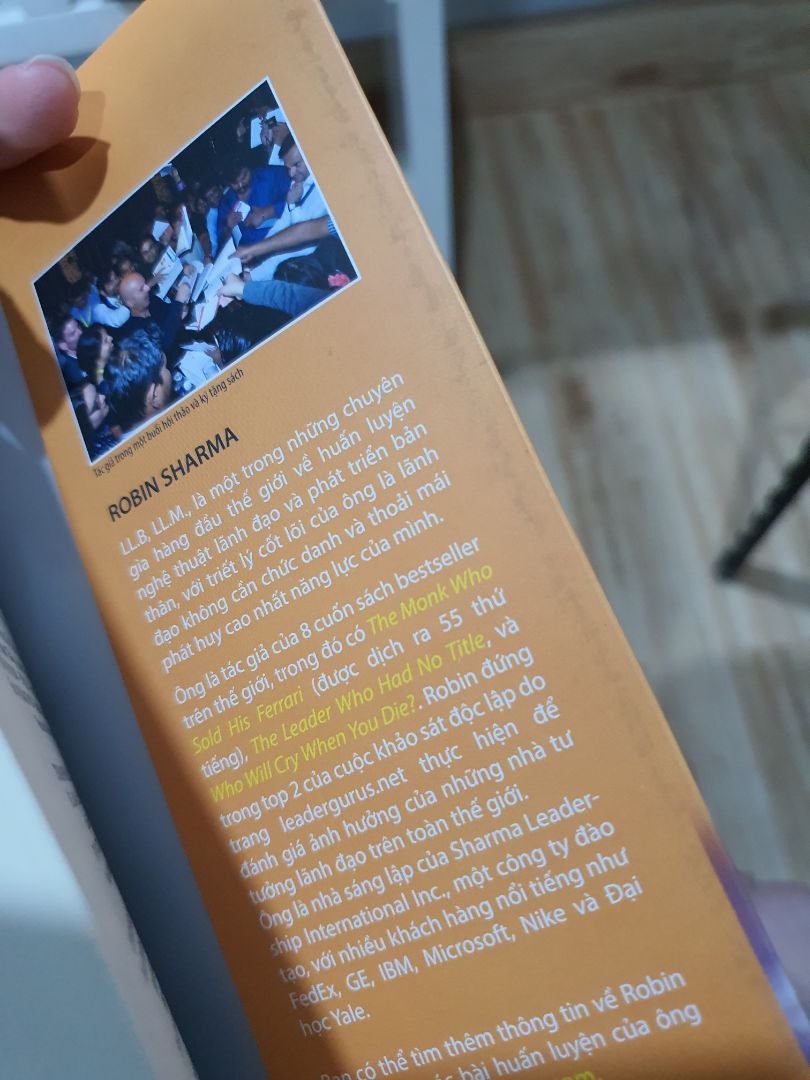 Hồi đó mình rất tin tưởng sách ở Tiki. Nhưng đợt này mua xong mình hơi thất vọng. Đóng gói không kĩ( không biết lỗi do vận chuyển hay phần đóng gói của tiki).
Mình mua 3 cuốn: Donald Trump- Chiến lược bất động sản, Đời ngắn đừng ngủ dài và cuốn này. Khi mình mở cuốn đời ngắn đừng ngủ dài ra thì cực kì bất khi thấy phần mục lục chữ bị chạy tùm lum, mép gập giấy bị lem đen.( và mình nghĩ trong đầu là có mua nhầm sách dỏm không)
Mình bất ngờ lần 2 là khi mở cuốn này ra. trang cuối n rách mà thấy xót luôn á. Đầu sách thì bị xước, cuối sách thì bị quăn góc. 
Khi mà nhận hàng và mở ra thì mình sờ vào sách thì cảm giác như có bụi nhỏ trên sách( như là không được bảo quản kĩ càng)
Đây là ý kiến riêng của mình về sách và dịch vụ của Tiki, nên là mọi người đọc tham khảo thôi chứ đừng nghĩ mình quá gắc nhé. 
Mong là những đóng góp chia sẻ của mình sẽ được Tiki thấy được và cải thiện tình trạng này. Chứ mình rất thích sách mà khi mua sách về mở ra mà chất lượng sách như vậy mình thấy thất vọng và không tin dùng Tiki nữa
