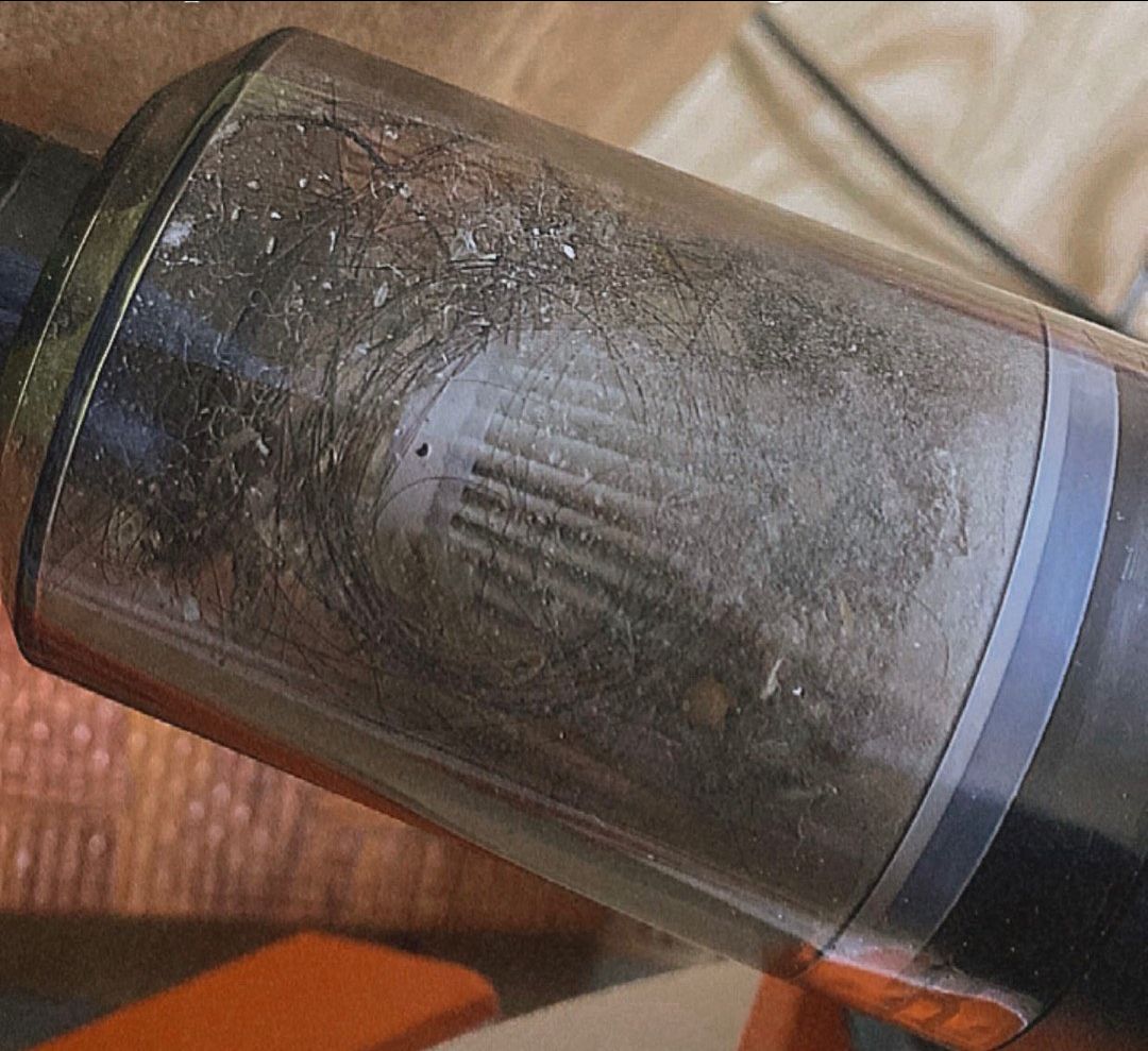 Máy dùng thích và tiện. Lực hút ok, cầm vừa tay. Luồn lách ngõ ngách khá ổn. Đặc biệt hút bụi các thiết bị điện tử, máy tính và oto ổn. Dùng thời gian chạy ổn định. Thanks shop.