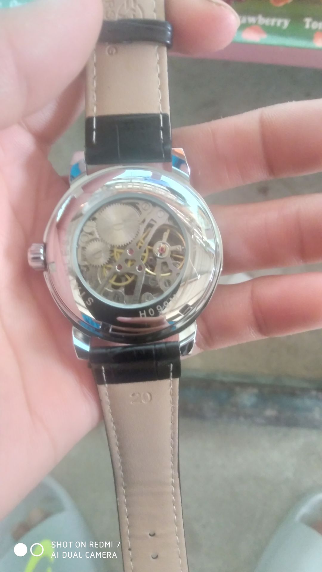 máy mới tốt chạy êm linh kiện máy đều mới...nhưng có cái dây đồng hồ  gần mặt đồng hồ bị rách làm mấy vẻ thẩm mỹ...Shop rút kinh nghiệm quan sat kỉ mà lựa chọn sản phẩm để giao nên mình cho 3sa0